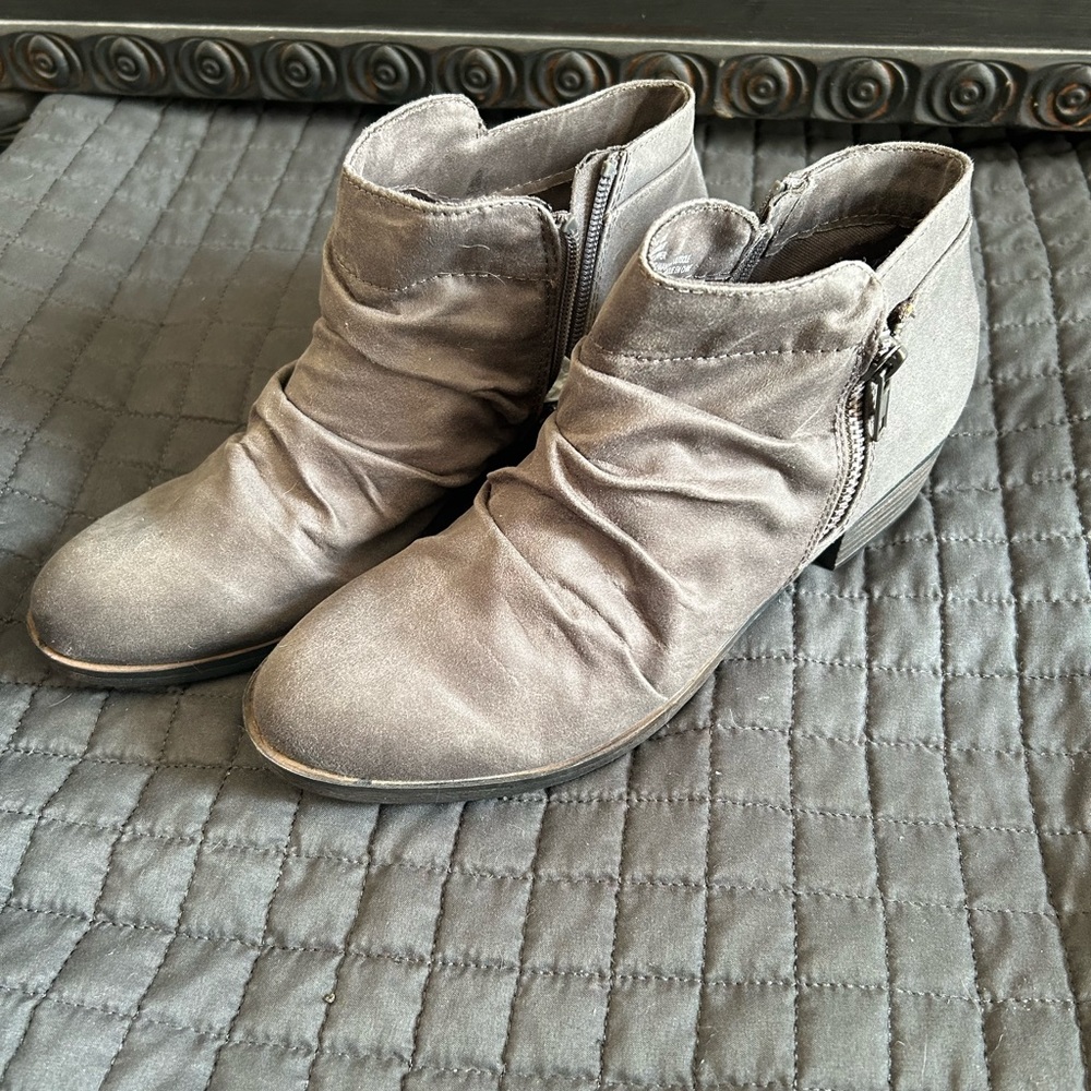 US 7.5 Maurice’s booties